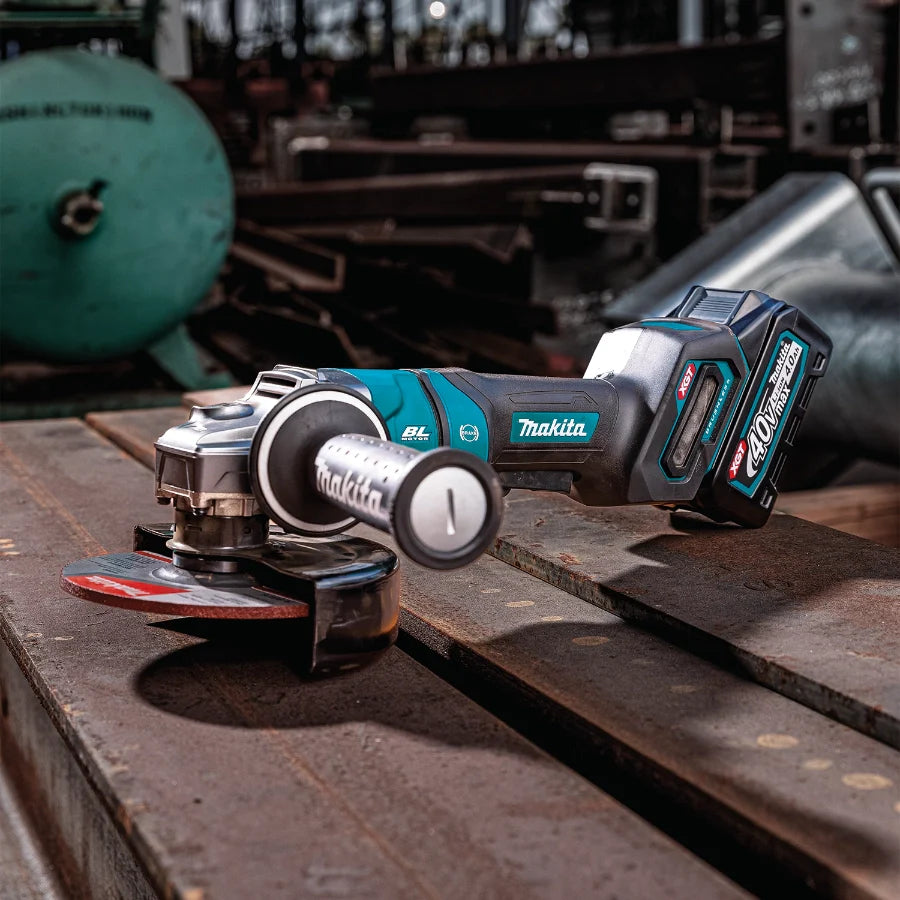 Makita GAG14M1 40V max XGT® Brushless Cordless 4‑1/2” / 6" Paddle Switch Angle Grinder Kit, with Electric Brake (4.0Ah) - Grip Support Store